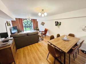 Lounge Diner- click for photo gallery